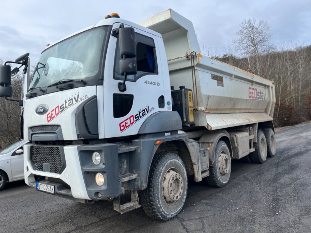 Online auction: FORD  CARGO  8X4