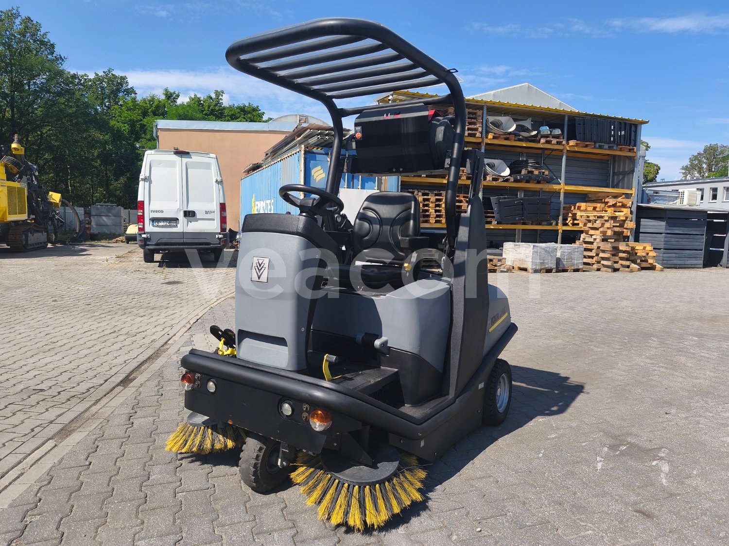 Upcoming auction: #33724 KARCHER ZAMETACÍ STROJ S POJEZDEM KM 120