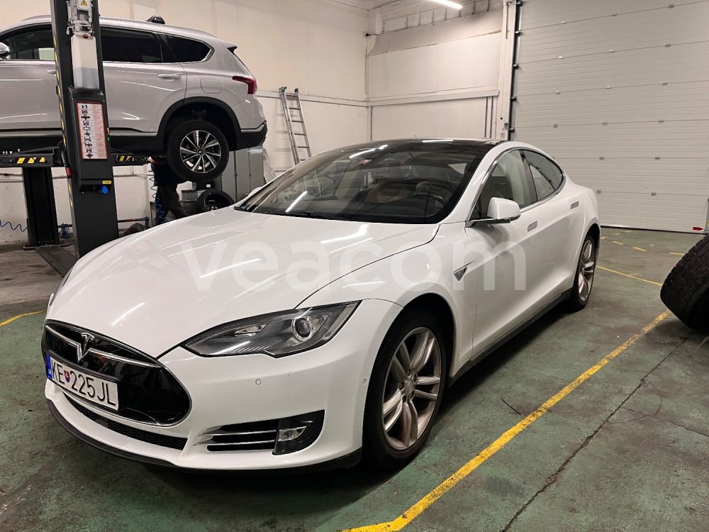 Online aukce:  TESLA MODEL S
