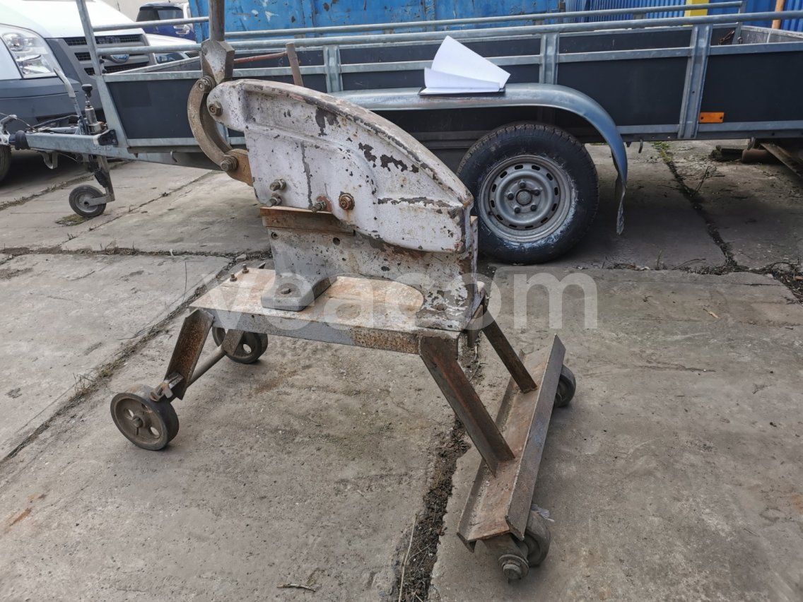 Online auction:   NŮŽKY NA PLECH