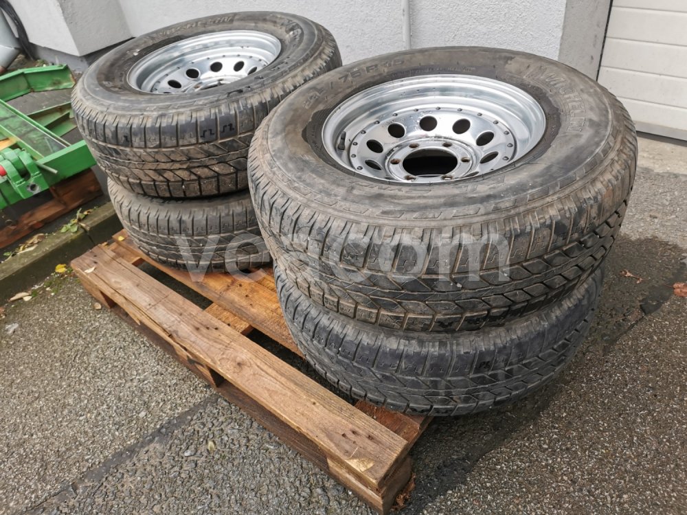 Online aukce:  4X PNEU MICHELIN 235/75 R15 NA DISCÍCH