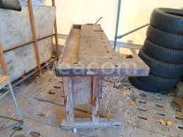 Интернет-аукцион:   TRUHLÁŘSKÝ PRACOVNÍ STŮL SE SVĚRÁKEM