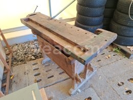 Интернет-аукцион:   TRUHLÁŘSKÝ PRACOVNÍ STŮL SE SVĚRÁKEM