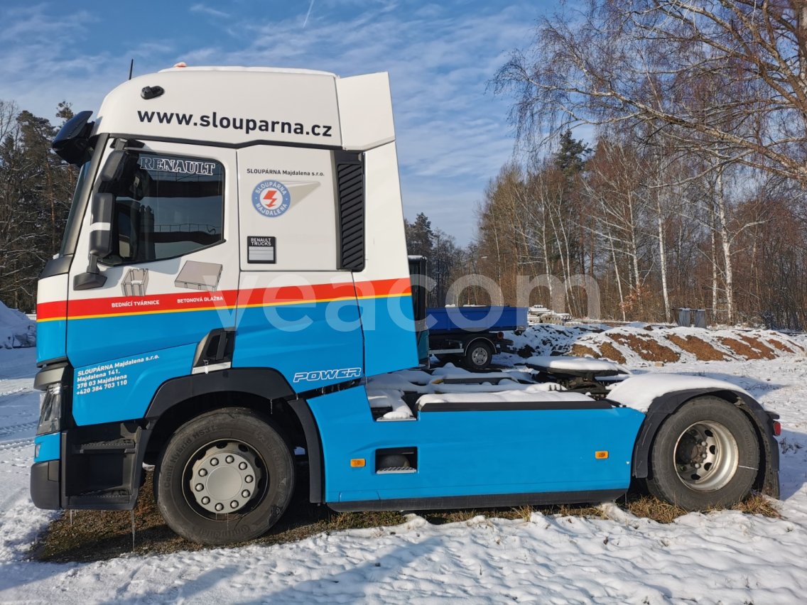 Online aukce: RENAULT  T 520