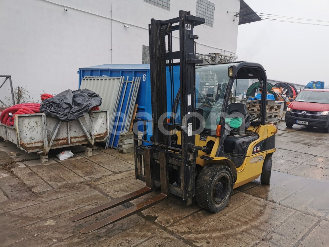 Online aukce: CATERPILLAR  DP30N