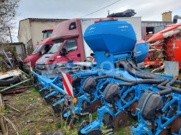 Online auction:   LEMKEN AZURIT 9 + DOPĹŇAČ NA PRIHNOJOVANIE NA PREDOK TRAKTORA