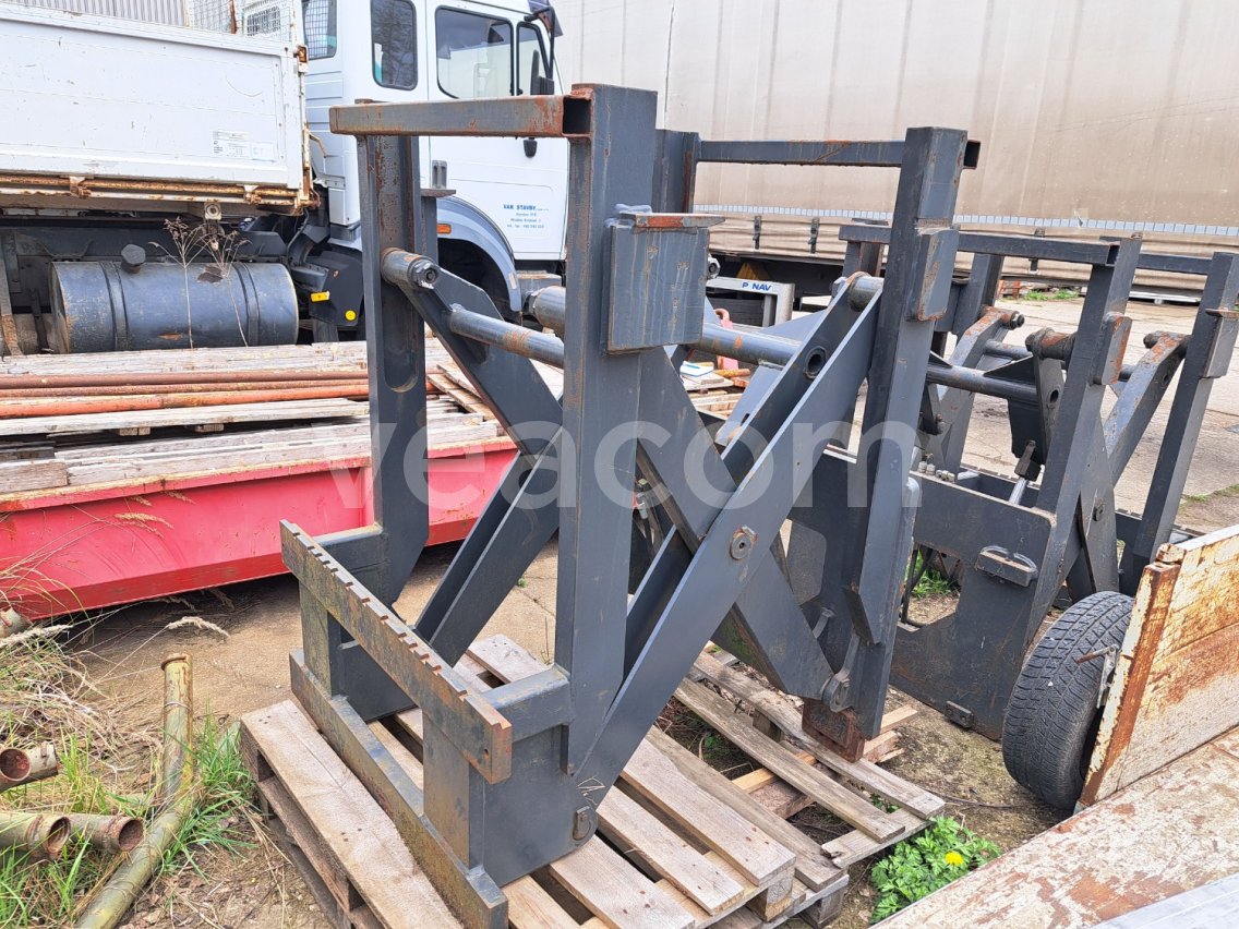 Online auction:   HYDRAULICKY VÝSUVNÝ NÁSTAVEC NA VIDLE  VZV