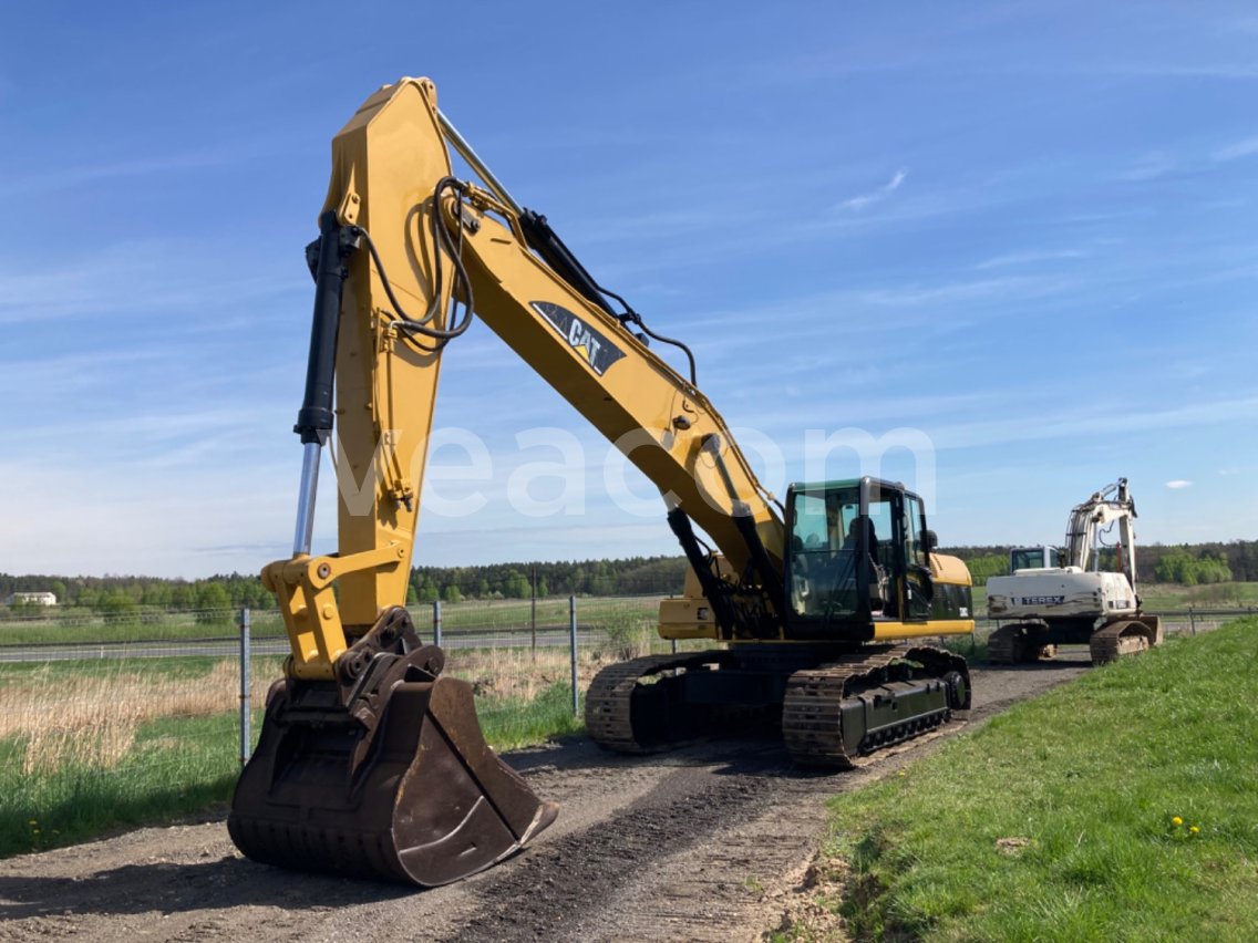 Online auction: CATERPILLAR  330 CL