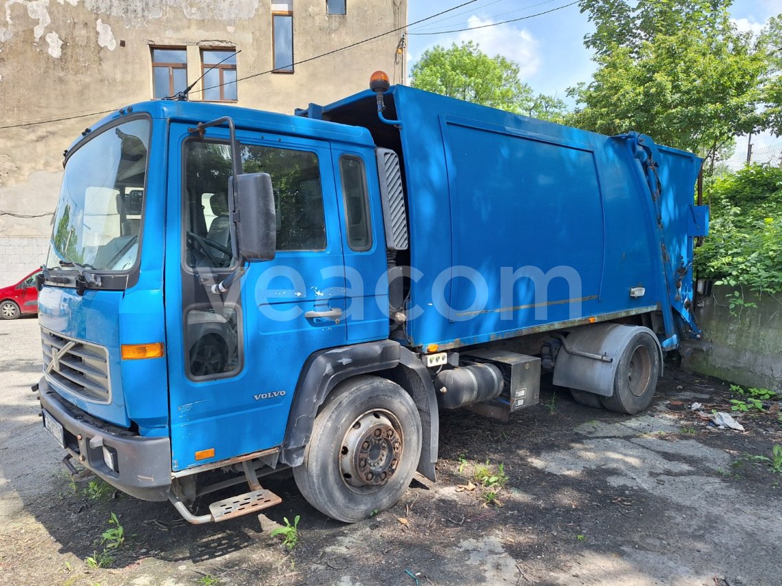 Online auction: VOLVO  FL 220