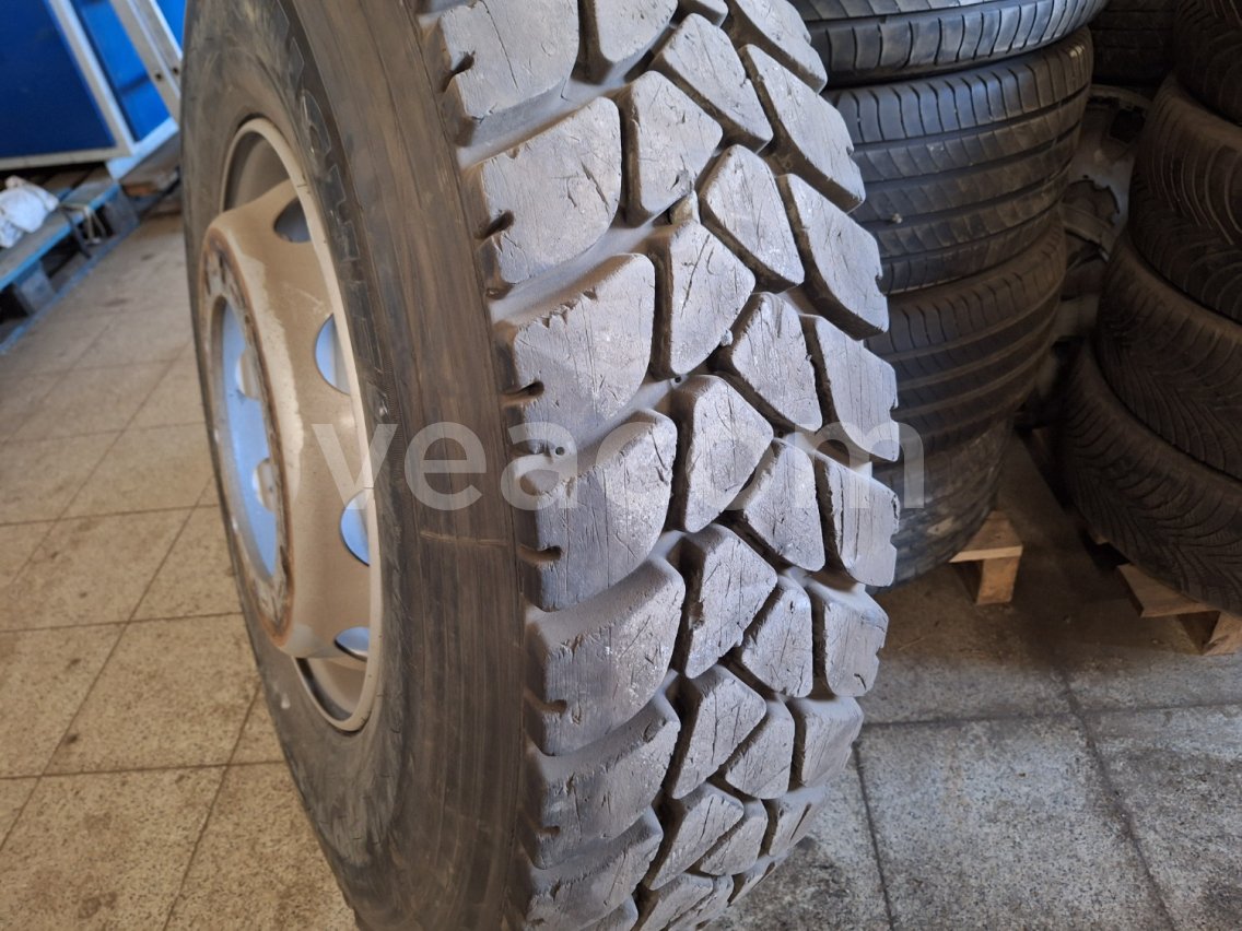 Online-Versteigerung:   PNEUMATIKA MICHELIN 13R22.5 XDY3 - 1 KS