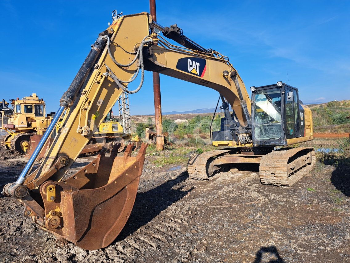Online aukce: CATERPILLAR  323E