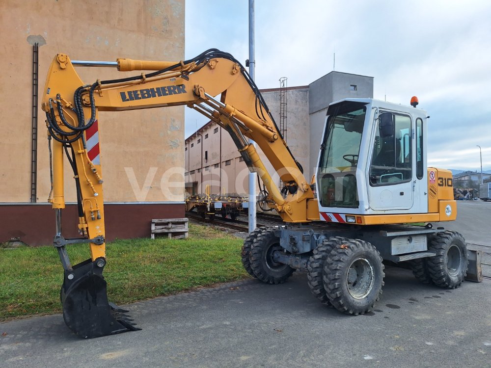Online aukce: LIEBHERR  A310B 4X4