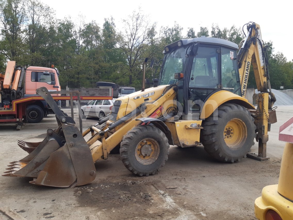 Online árverés: NEW HOLLAND  LB110