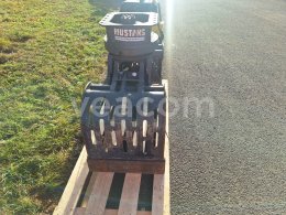 Online aukce:   DRAPÁK MUSTANG 250