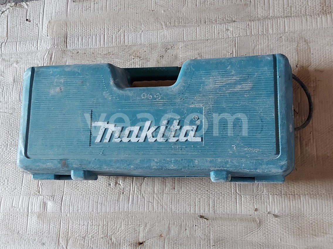 Online aukce:   MAKITA GA 9020R + MAKITA GA 9030R