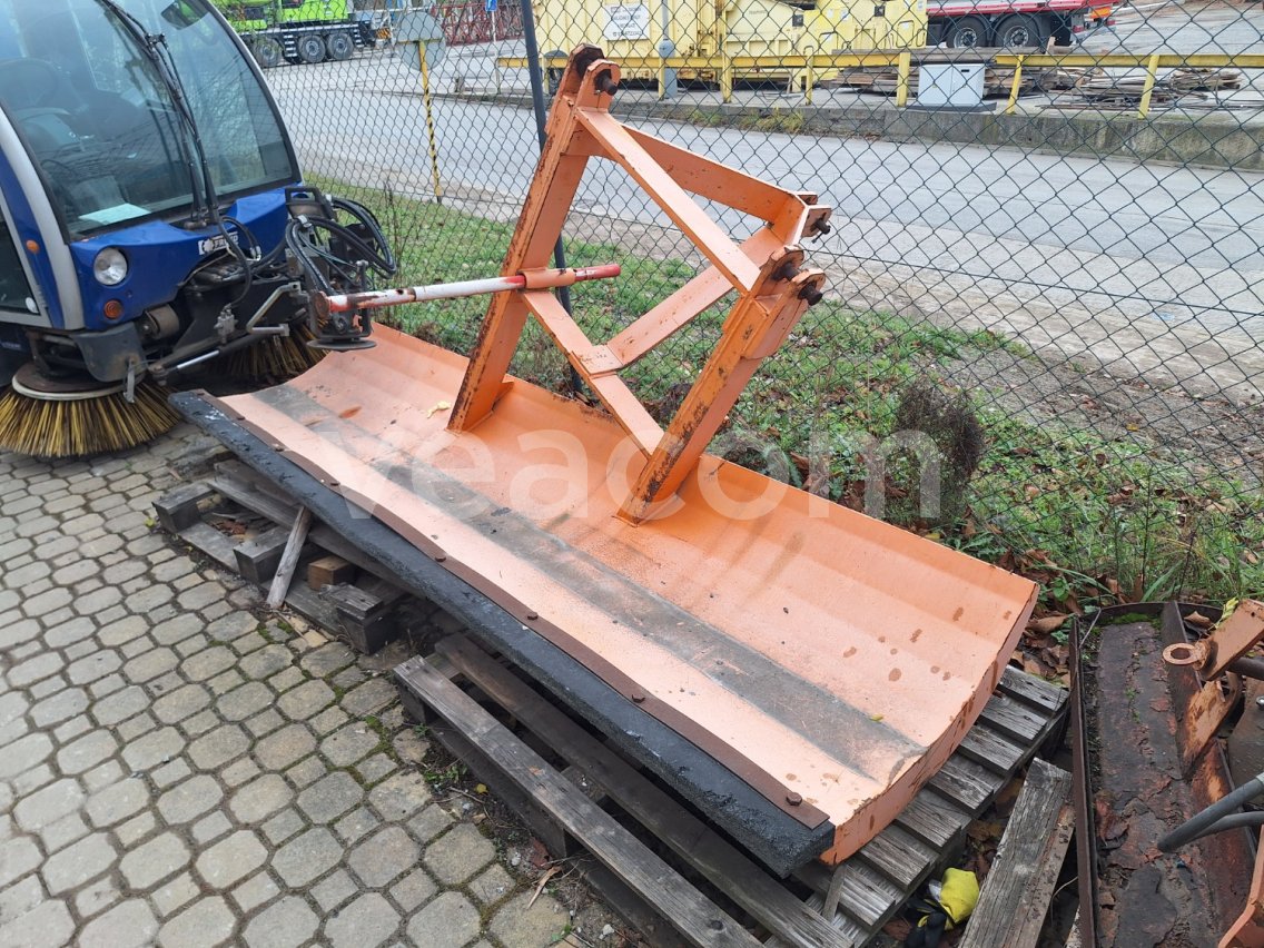 Online aukce:   NESENÁ RADLICE ZA TRAKTOR BEZ NATÁČENÍ