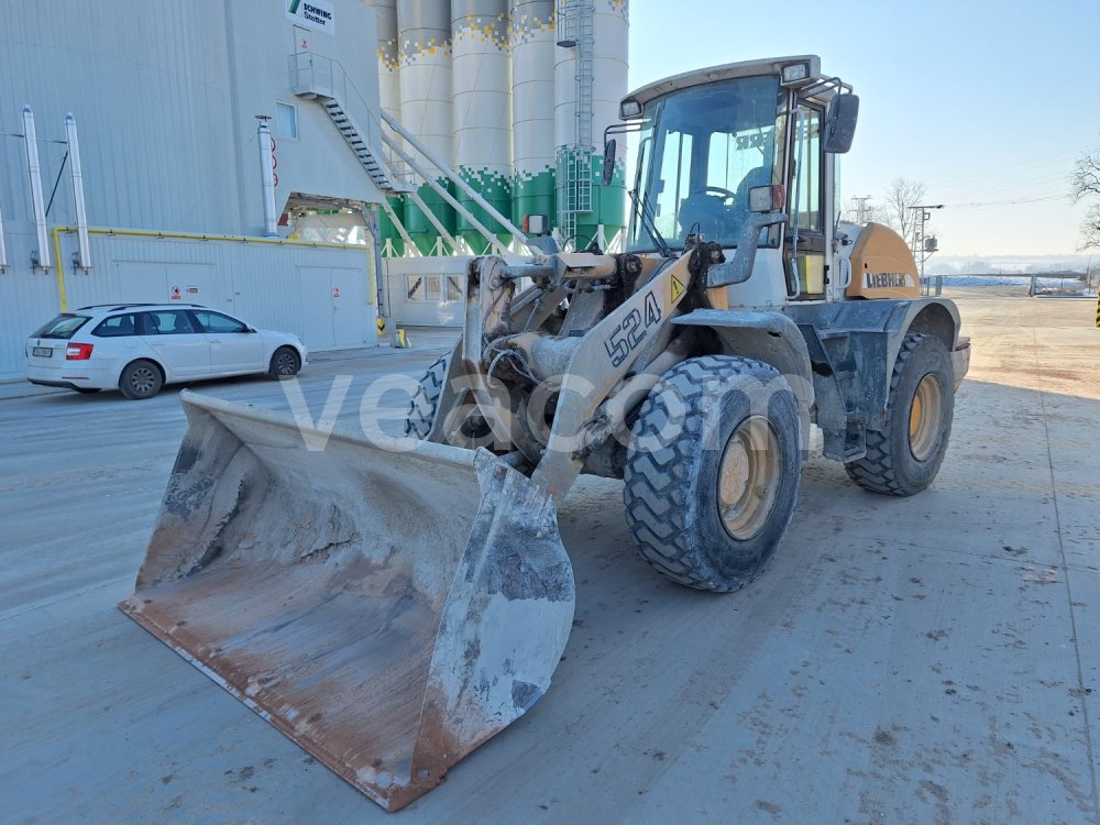 Online aukce: LIEBHERR  L 524 4X4