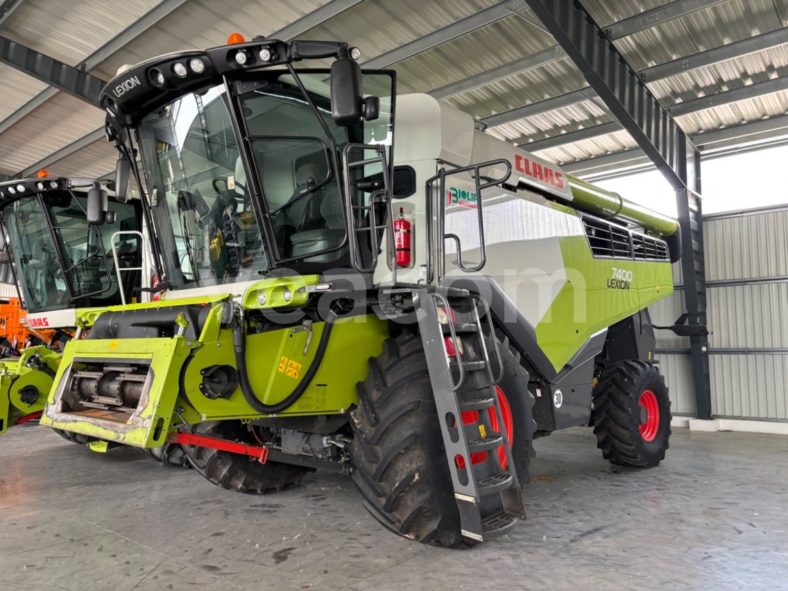 Online auction:   CLAAS LEXION 7400