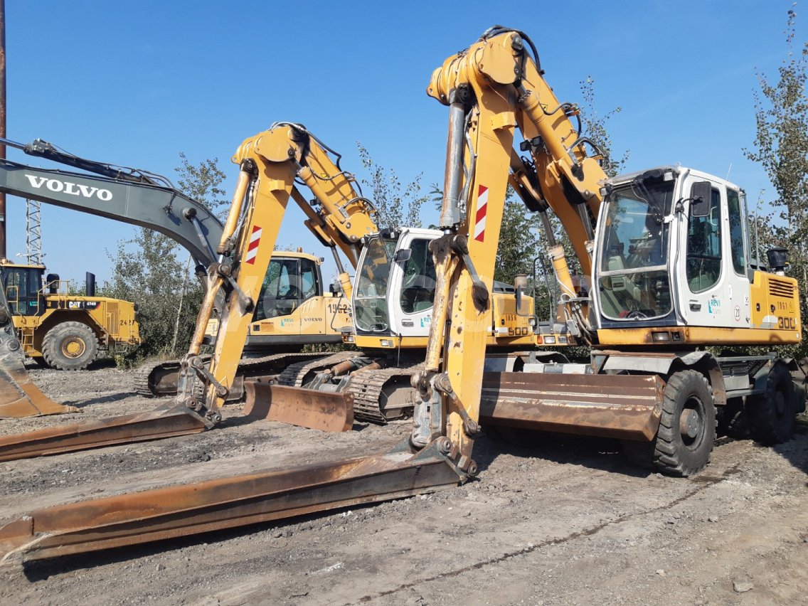 Online auction: LIEBHERR  A 900 C LITRONIC