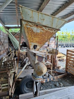 Online auction:   SÁZECÍ STROJ PRO VELKÉ KVĚTINÁČE