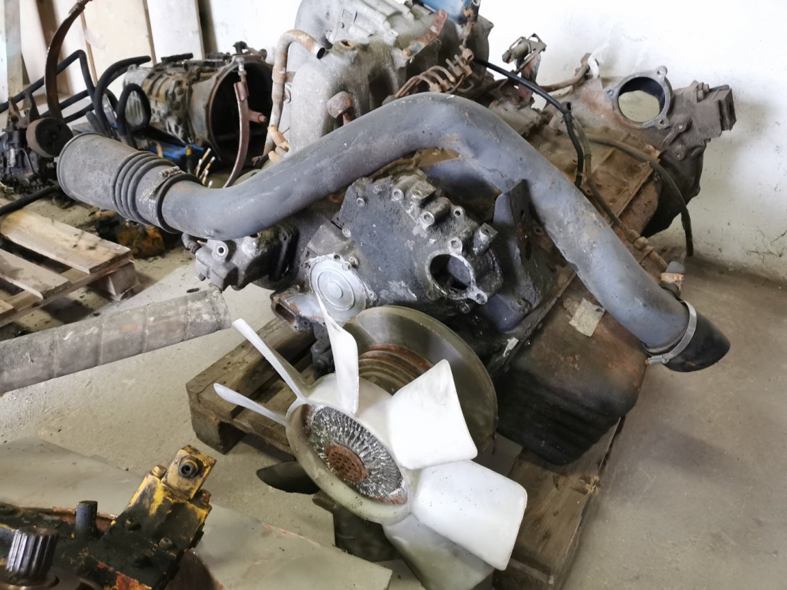 Online árverés:   Motor a převodovka z Nissan M-130/180