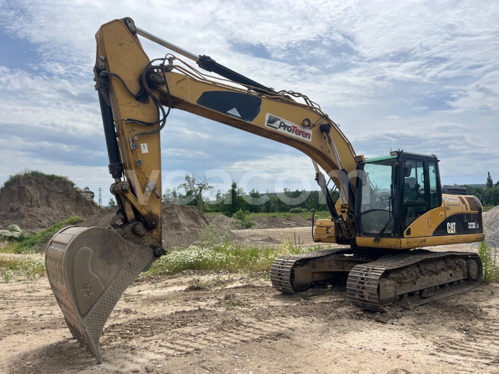 Online auction: CATERPILLAR  323D
