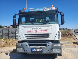 Online aukce: IVECO  TRAKKER 6X2 + 4 X KONTAJNER