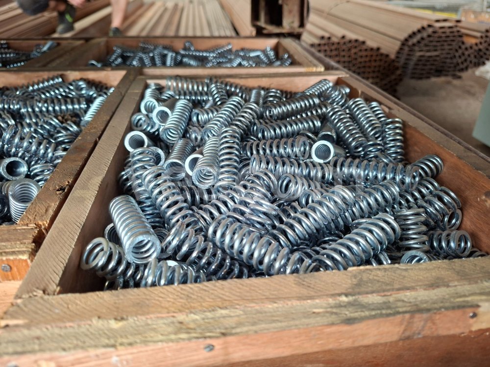 Aukcja internetowa:  VINUTÉ PRUŽINY TRW LUCAS 16 X 55 MM (CCA 7.000 KS) A 10 X 55 MM (CCA 3.000 KS)