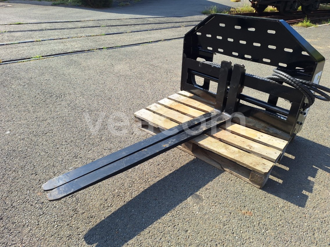 Online aukce:   VIDLE PRO SMYKOVÝ NAKLADAČ S HYDRAULICKÝM POSUVEM GIYI SF60