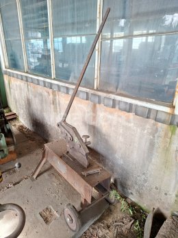 Online aukce:   MALÉ RUČNÍ NŮŽKY NA KOV S PODSTAVCEM