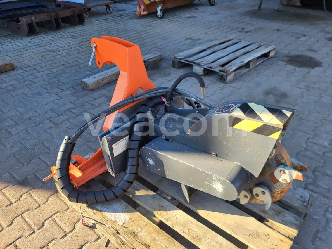 Online aukce:   BERNARDS STG400H