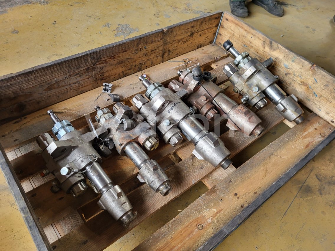 Online auction:   6 KS PUMPY NA STRIEKACIE STROJE