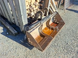 Online aukce:   HYDRAULICKÁ SVAHOVÁ LŽÍCE 140 CM (NA BAGR CAT 303.5E)