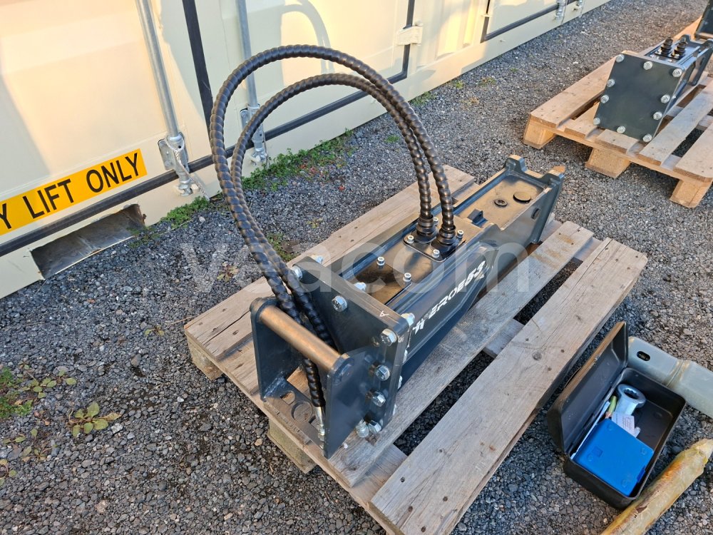 Online auction:  HEROE 53 HYDRAULICKÉ KLADIVO NA BAGR (2 - 4 T)