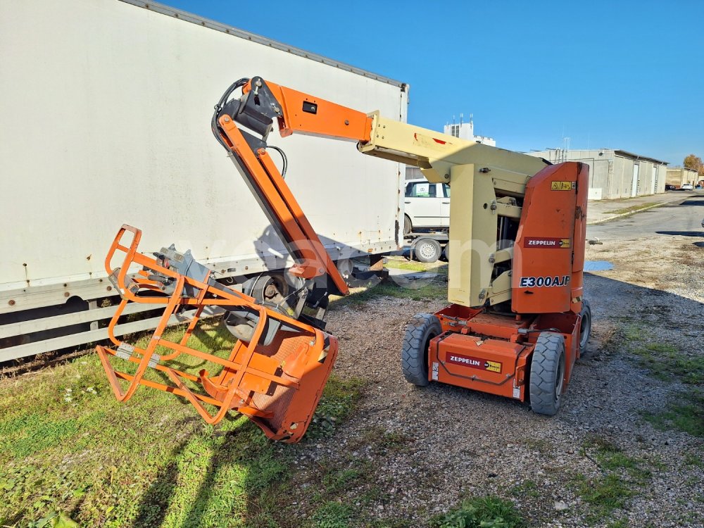 Online auction: JLG  E300 AJP