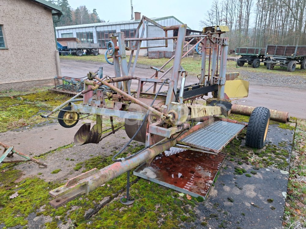 Online auction:  VLEČENÝ VYZVEDÁVAČ SAZENIC PLANTL