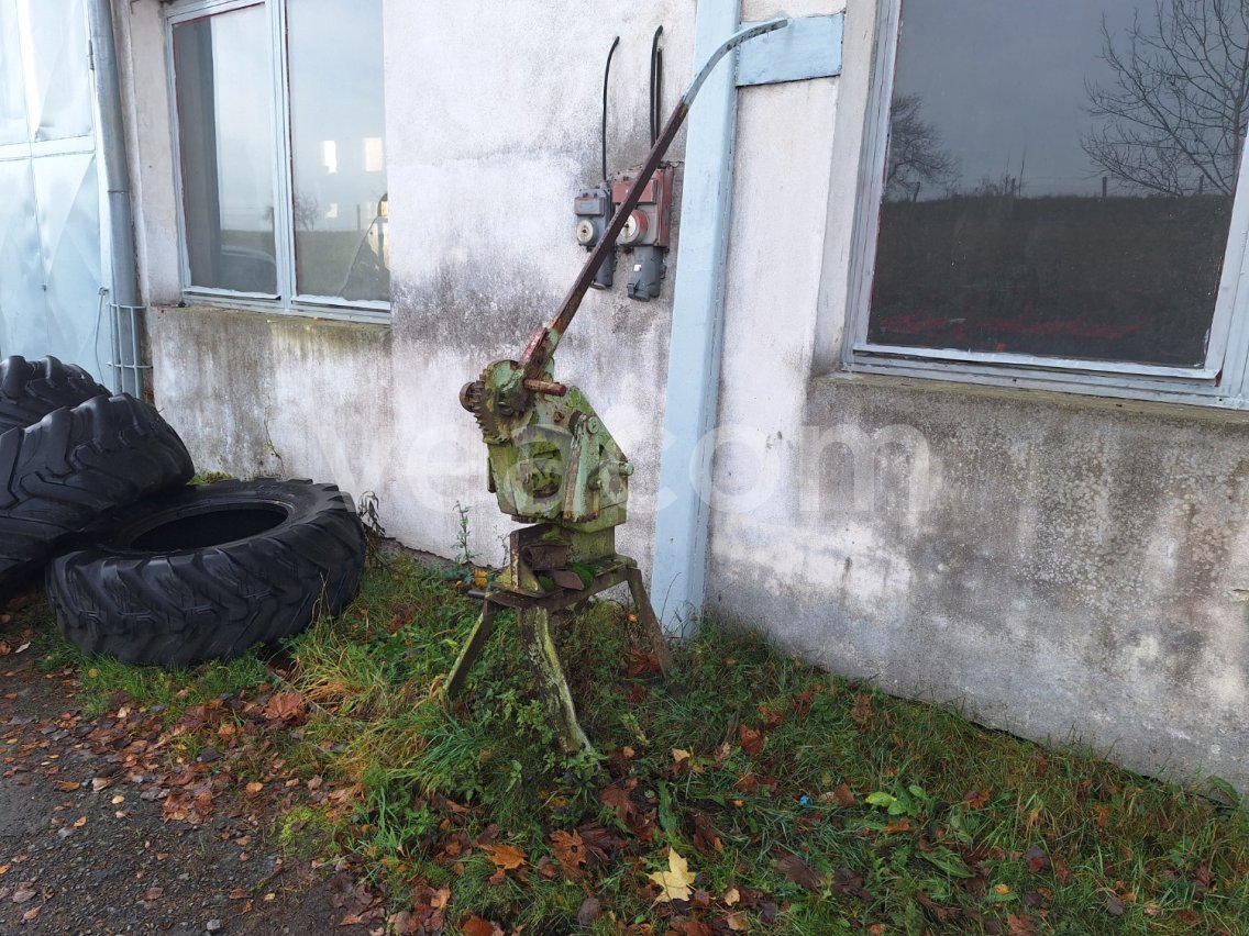 Online aukce:   STOJANOVÉ NŮŽKY NA PLECH