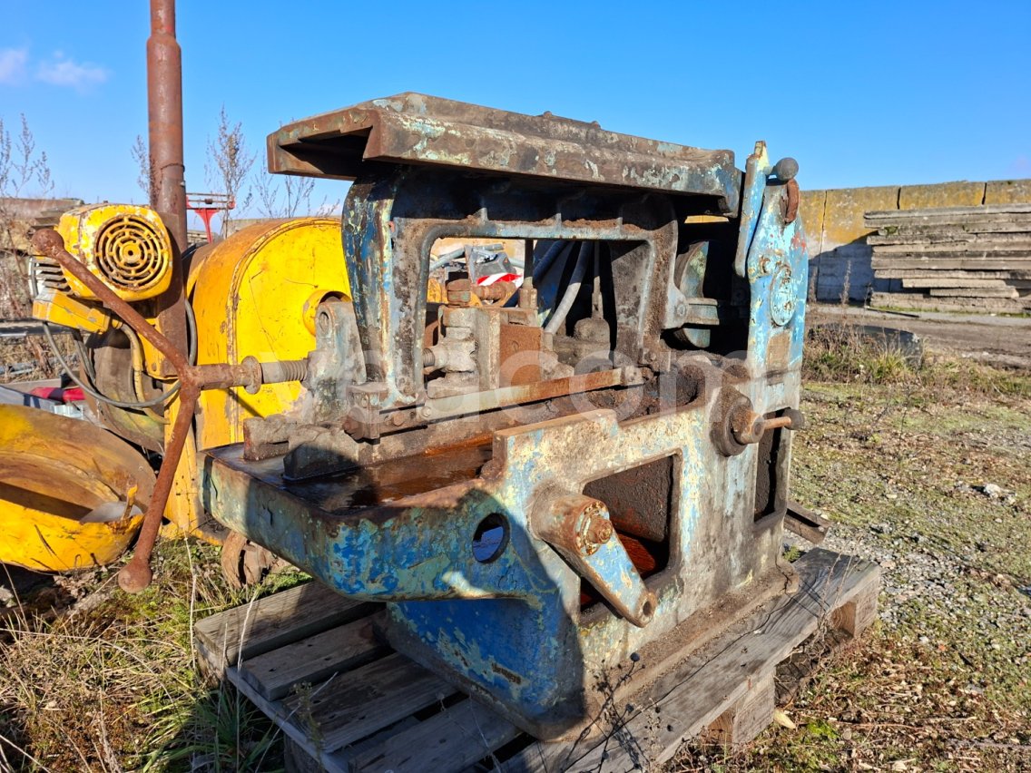 Online auction:   STROJNÍ PILA EKSPERIMENTALNIJ ZAVOD KALININA KRASNODAR 872