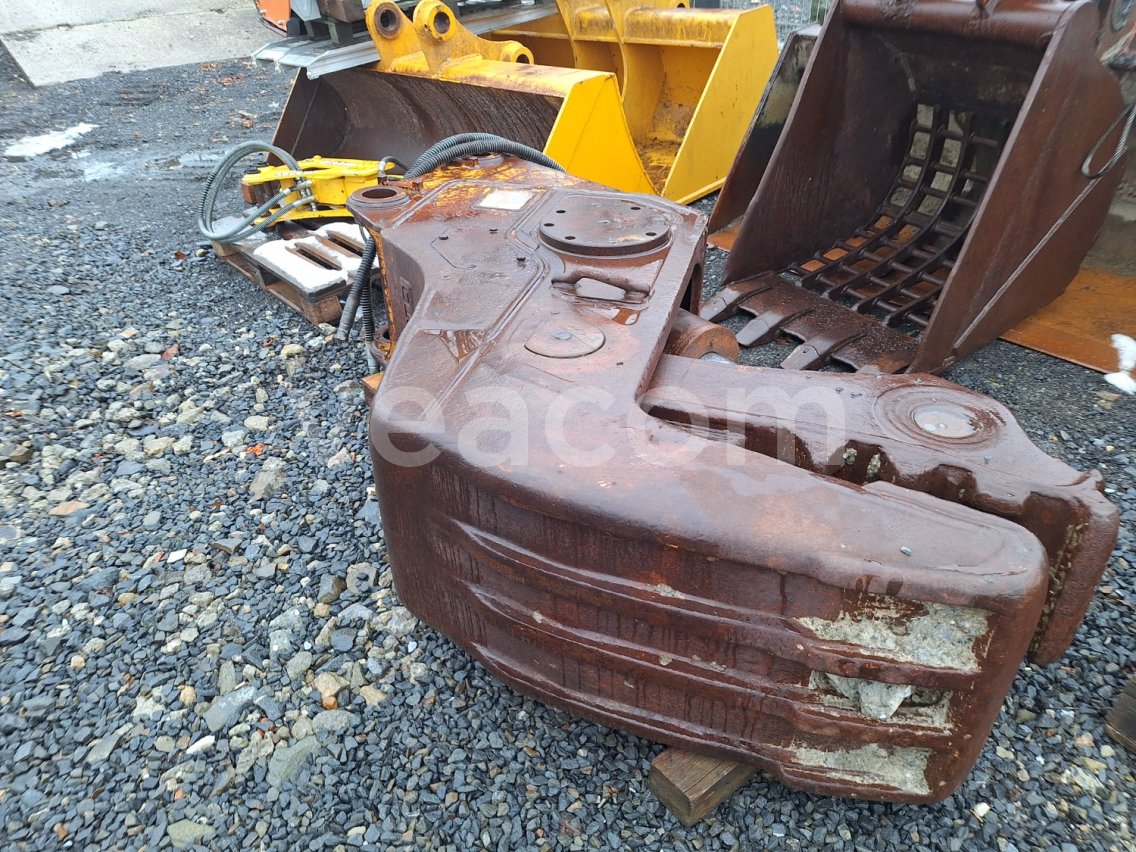 Online aukce:   DEMOLIČNÍ KLEŠTĚ NA BAGR HORNÍ