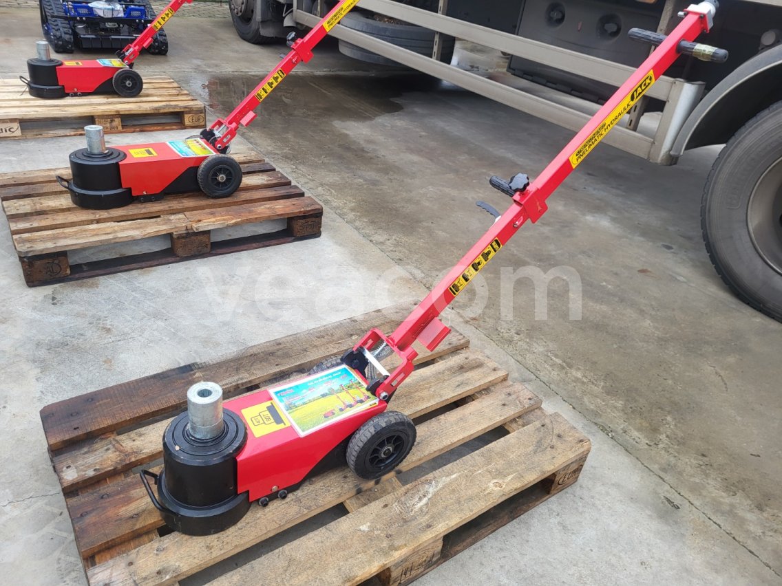 Online auction:   ZVOX JB80T-2