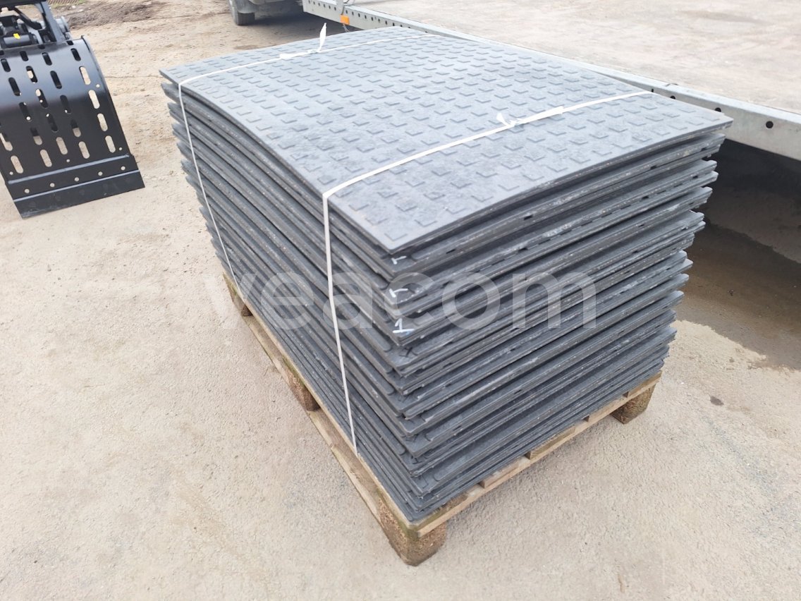 Online aukce:   PŘEJEZDOVÉ PLOTNY 25 KS 77 X 118 CM