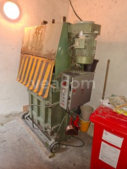 Online aukce:   ELEKTROMECHANICKÝ VERTIKÁLNÍ PAKETOVACÍ LIS KOVENTA EL-4S