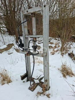 Online aukce:  NESENÝ ŠTÍPACÍ STROJ NETOVÁRNÍ VÝROBY