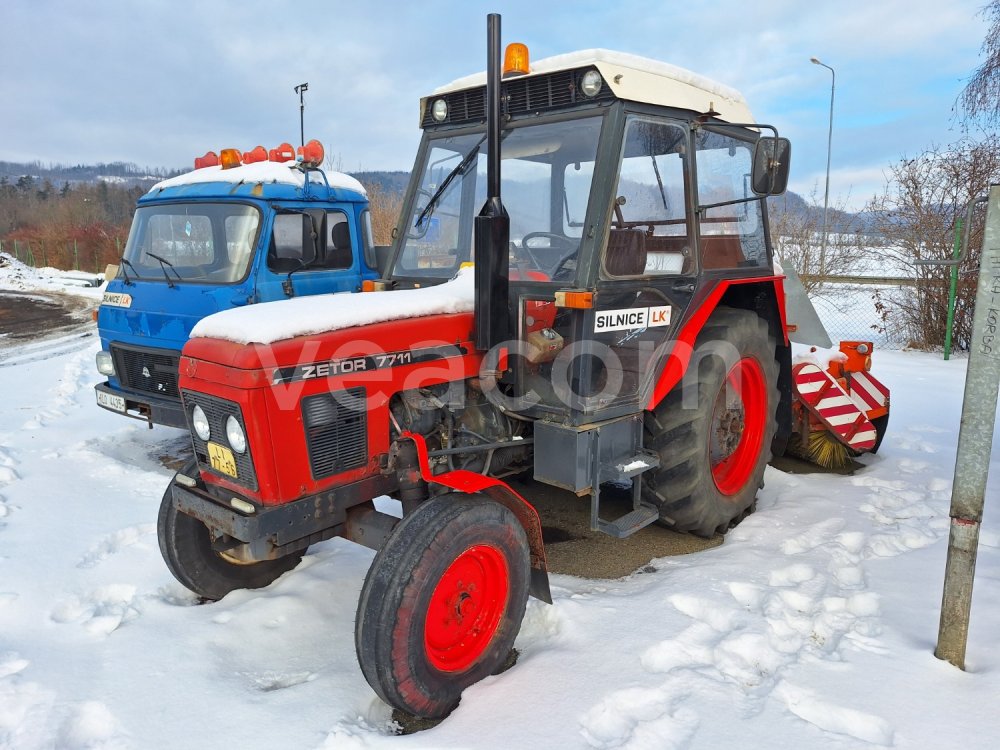Online aukce: ZETOR  7711 + TRAKTOROVÝ ZAMETAČ (JU 1092)