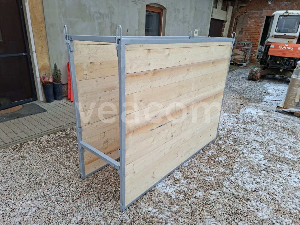 Online aukce:   DŘEVĚNÉ PAŽENÍ 200 X 150 X (60-100) CM