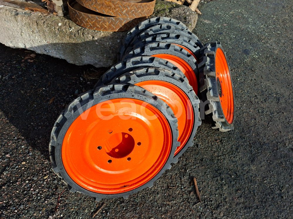 Online auction:  SOUBOR 24 KS TRANSPORTNÍCH KOL Z KOLOVÝCH NAKLADAČŮ