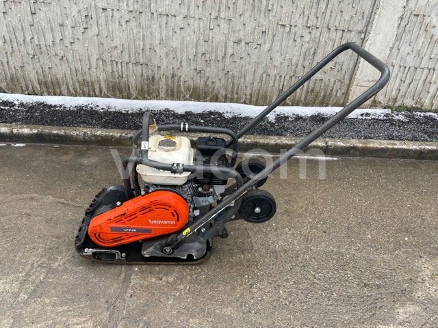 Online auction:   HUSQVARNA LFV80