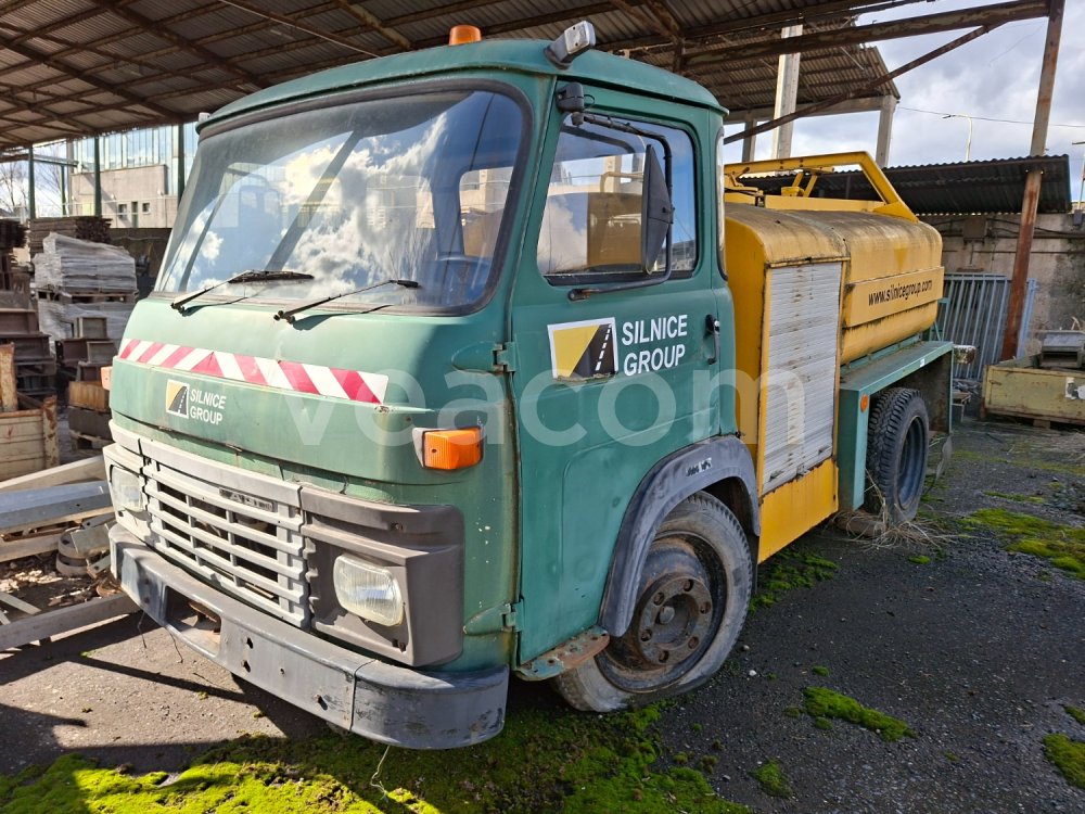 Online auction: AVIA  31.1K CAN 01