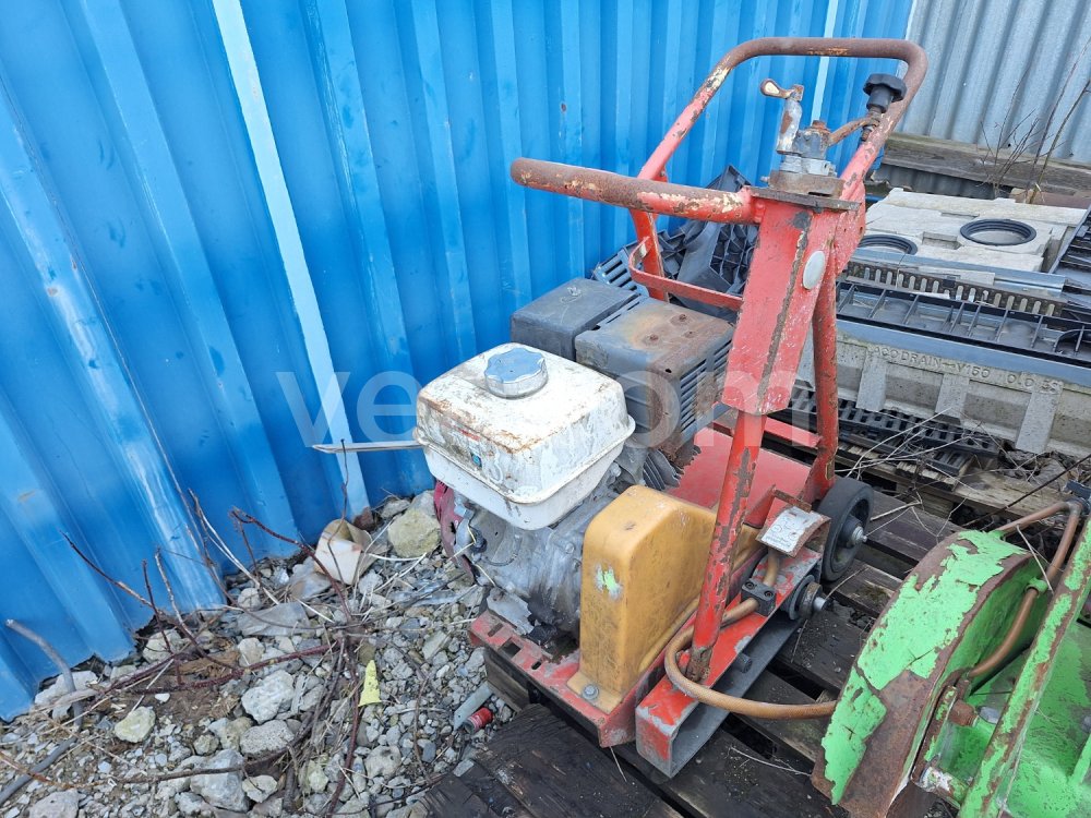 Online auction:  ŘEZAČKA NA ASFALT