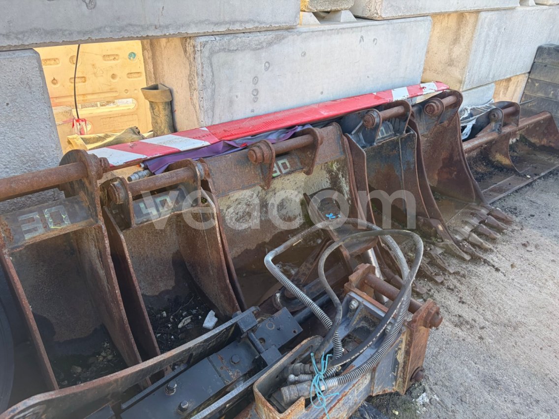 Online aukce:   6 KUSOV - SADA LYŽÍC